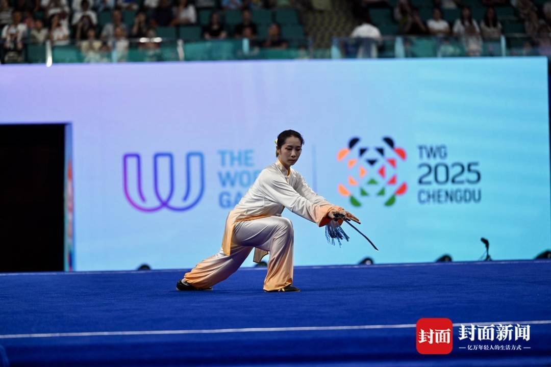 运动员从, 封闭, 争取以最完