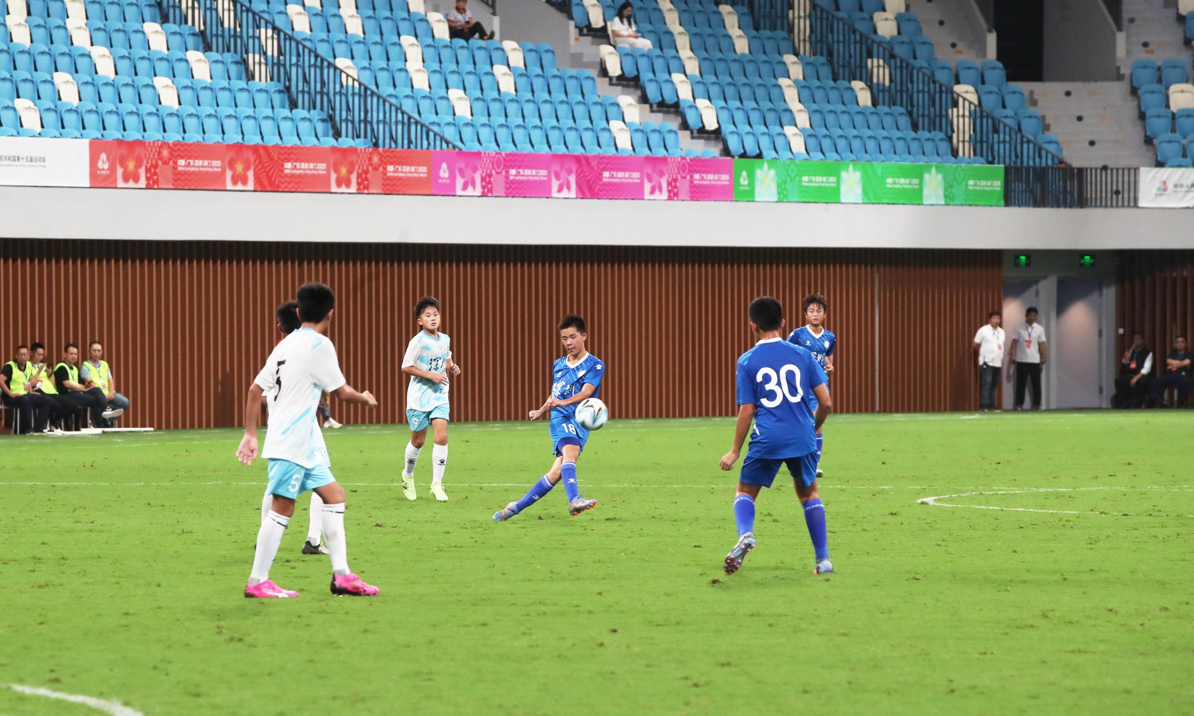 年足球训练, 顺利举行